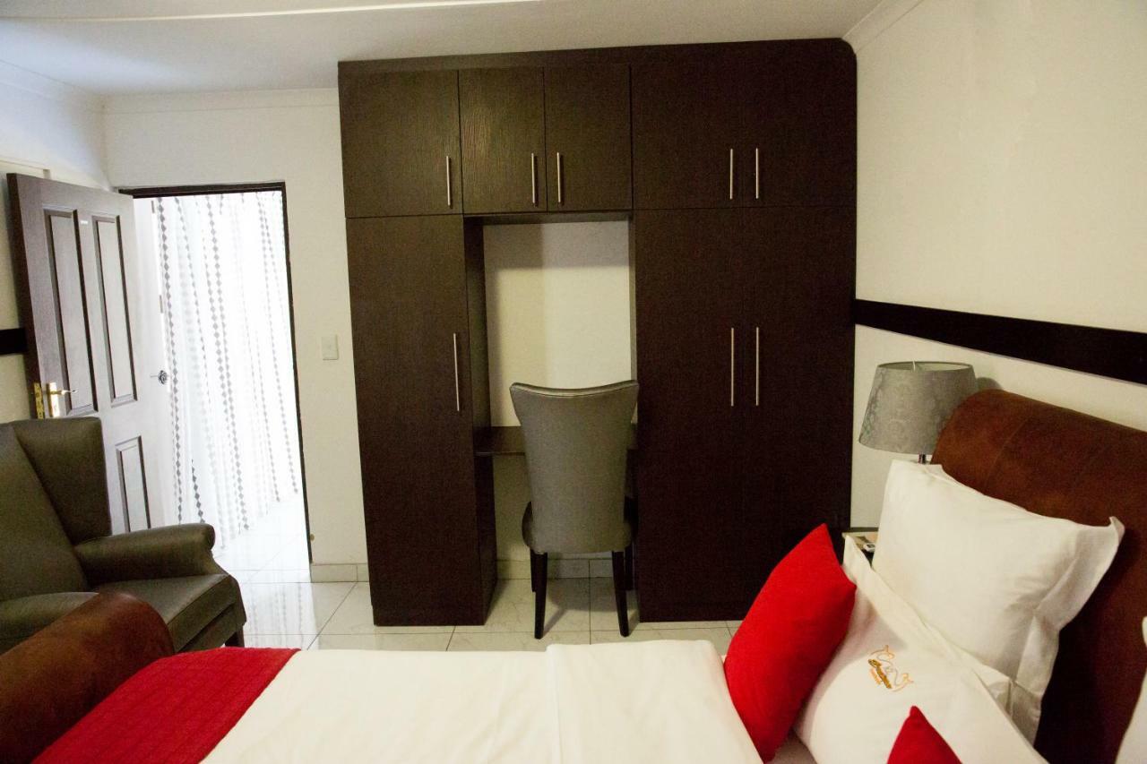 A-Z Boutique Guesthouse Windhoek Bagian luar foto